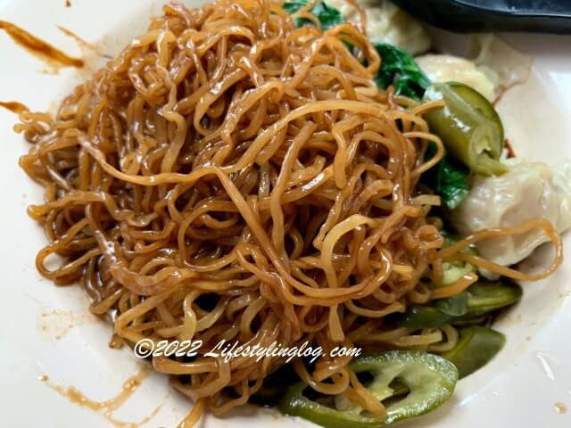 強いコシのあるPresgrave Street Hawker Centreにある雲呑麺