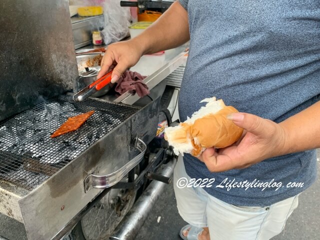 Presgrave Street Hawker Centreにあるバクワトーストのお店で炭火で肉乾を焼いているところ