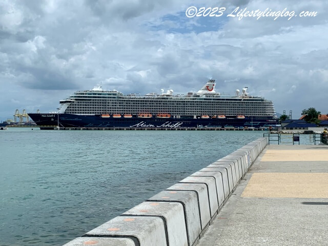 ペナンのSwettenham Pier Cruise Terminalに停泊している大型客船