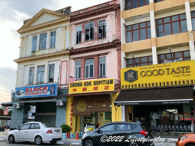 中國酒店（Chong Kok Kopitiam）がある3階建のビル