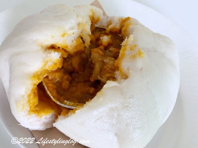 半分にカットしたKlang Food Centre (Handmade Pau) 吧生小食館の咖哩大包（Curry Chicken）