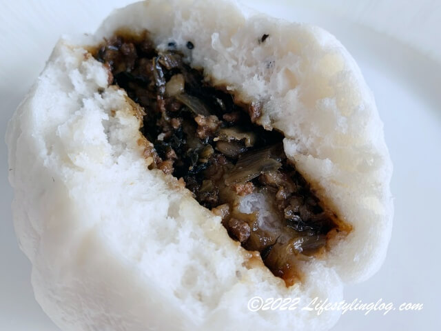 半分にカットしたKlang Food Centre (Handmade Pau) 吧生小食館の梅菜包（Mui Choy）