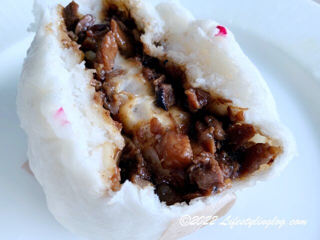 半分にカットしたKlang Food Centre (Handmade Pau) 吧生小食館の叉焼包（Char Siew）