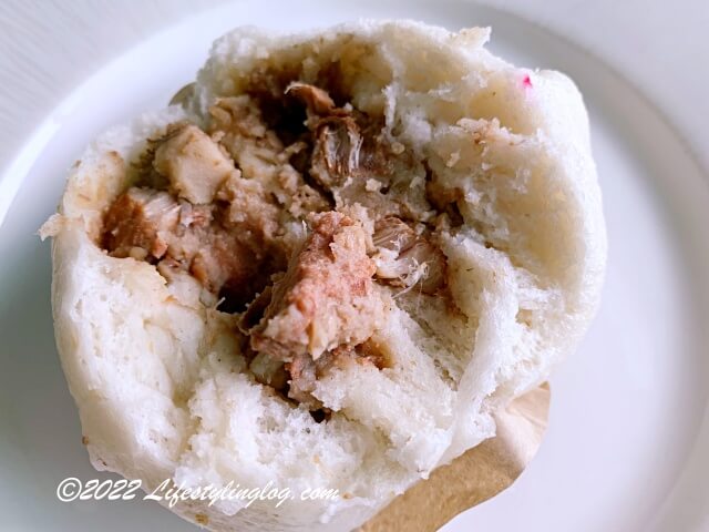 半分にカットしたKlang Food Centre (Handmade Pau) 吧生小食館の芋頭扣肉包（Yam & Pork）