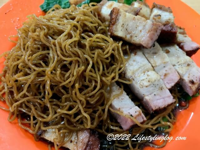 友力雲呑麺（Yulek Wantan Mee）の焼肉（Siew Yoke）つきワンタンミー