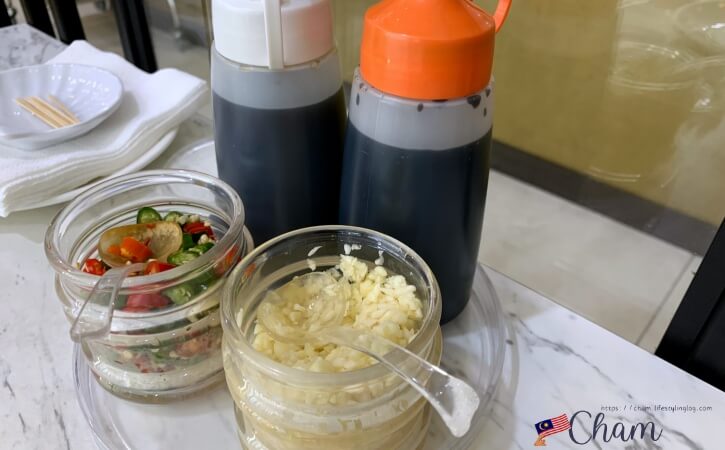 バクテーに使う生のにんにくと唐辛子、醤油とダークソイソース