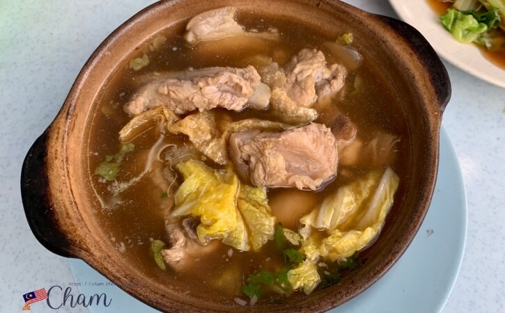 薬膳スープベースのマレーシアの肉骨茶（バクテー）