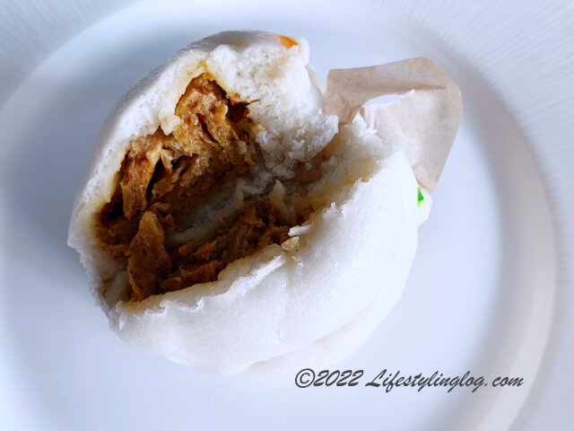 半分に割ったKlang Food Centre (Handmade Pau) 吧生小食馆の菜包のOtak Otak包