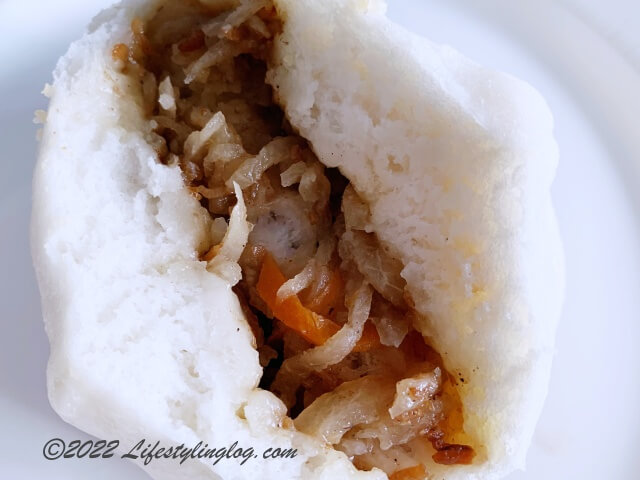 半分に割ったKlang Food Centre (Handmade Pau) 吧生小食馆の菜包の菜包