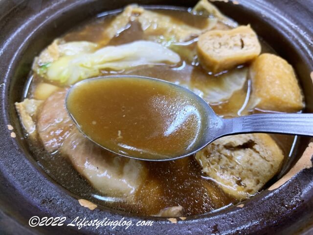 直落玻璃瓦煲肉骨茶（Teluk Pulai Bak Kut Teh）のバクテーのスープ