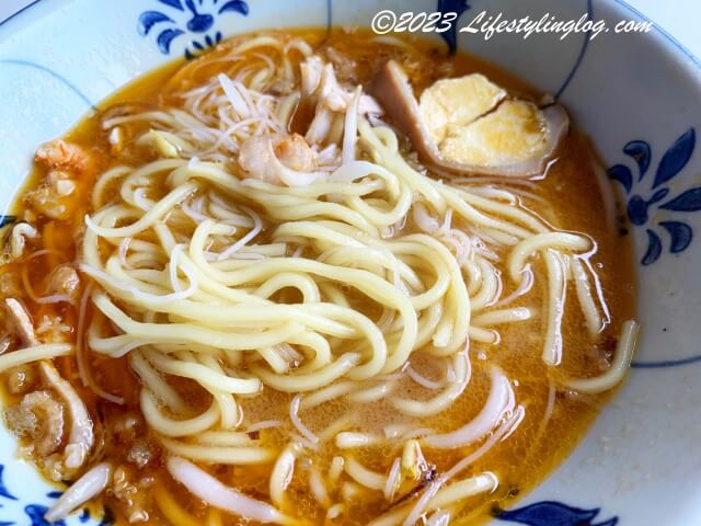 あっさり味の正宗橋頭福建蝦麺（Bridge Street Prawn Noodle）の福建麺