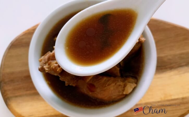 盛發肉骨茶(Seng Huat Bak Kut Teh)のスープ