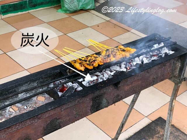 炭火を使って焼くサテー