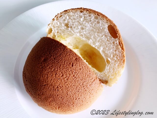 半分にカットしたRotiboy（ロティボーイ）のCoffee Bun（コーヒーバン）