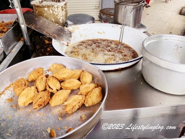 カレーパフを揚げているところ