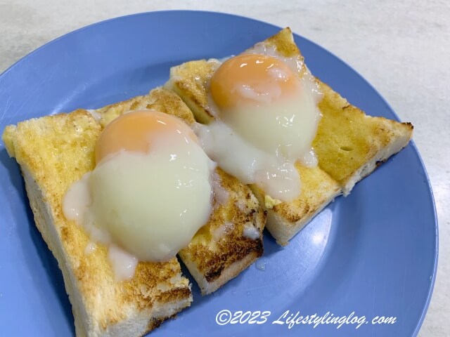 ハーフボイルドエッグをのせたトースト（Roti Bakar Telur Goyang）