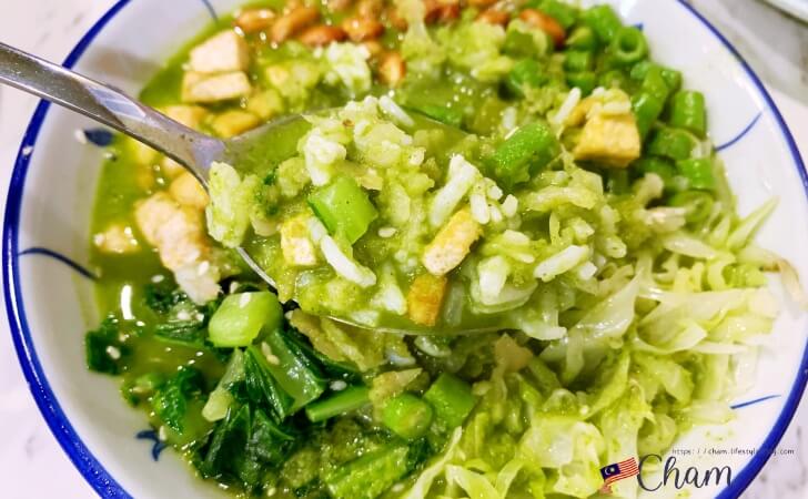 ティースープと具材とご飯をミックスした客家料理の擂茶（レイチャ）