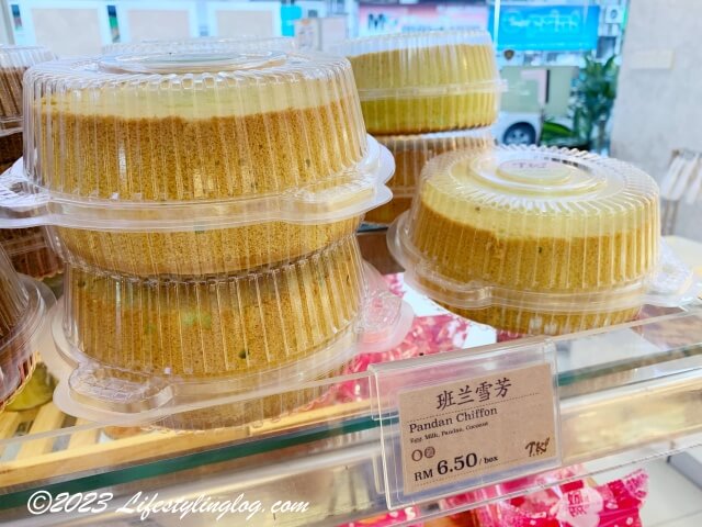 マレーシアのベーカリーで販売されているパンダンシフォンケーキ