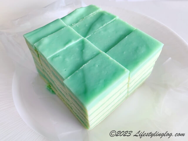 箱から取り出したRegent Pandan Layer Cakeのパンダンレイヤーケーキ