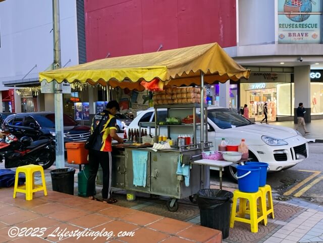 マレーシアの路上にあるRamly Burger（ラムリーバーガー）のお店