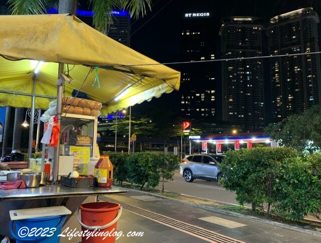 夕方から夜にかけて営業がはじまるマレーシアのRamly Burger（ラムリーバーガー）のお店