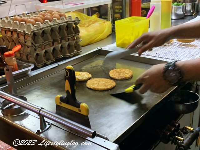 Ramly Burger（ラムリーバーガー）のお店でパティを焼いているところ