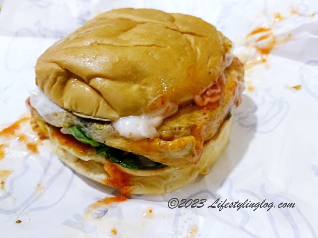 ソースがたっぷりかかったRamly Burger（ラムリーバーガー）