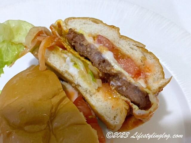 半分にカットしたビーフのRamly Burger（ラムリーバーガー）