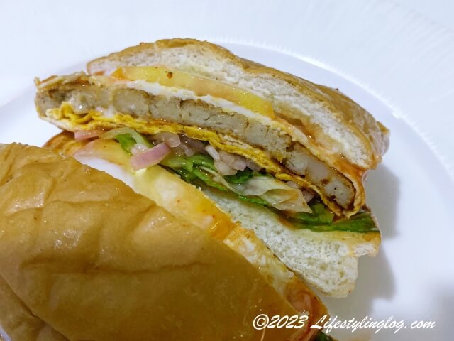 半分にカットしたチキンのRamly Burger（ラムリーバーガー）