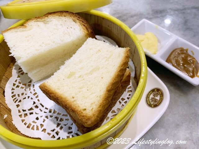 蒸籠に入った蒸したパンとカヤ＆マーガリン