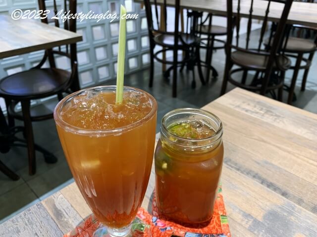 CongkakのレモングラスドリンクとTeh O Ais LImau