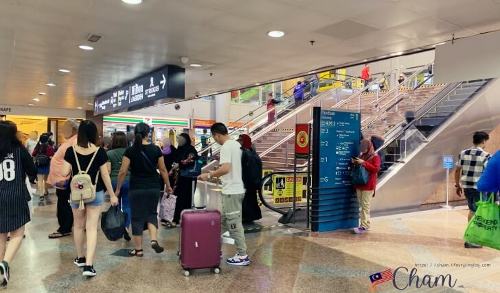 KLセントラル駅内にあるLevel 2に繋がる階段