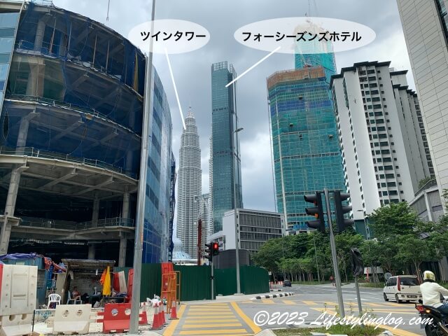 Persiaran KLCC駅から見えるツインタワーとフォーシーズンズホテル