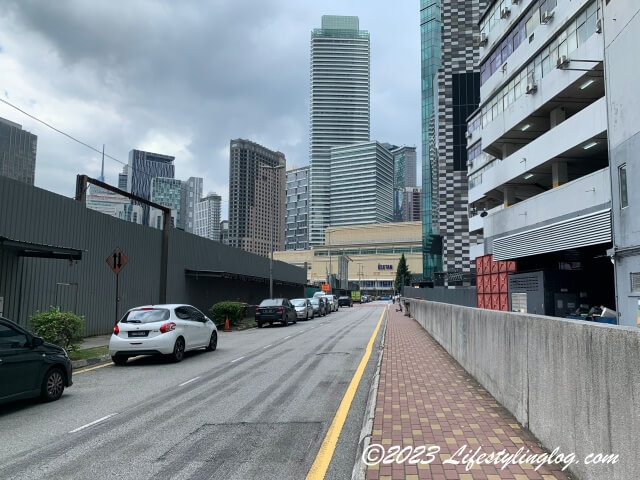 Persiaran KLCC駅から道のりで見えるSuria KLCC