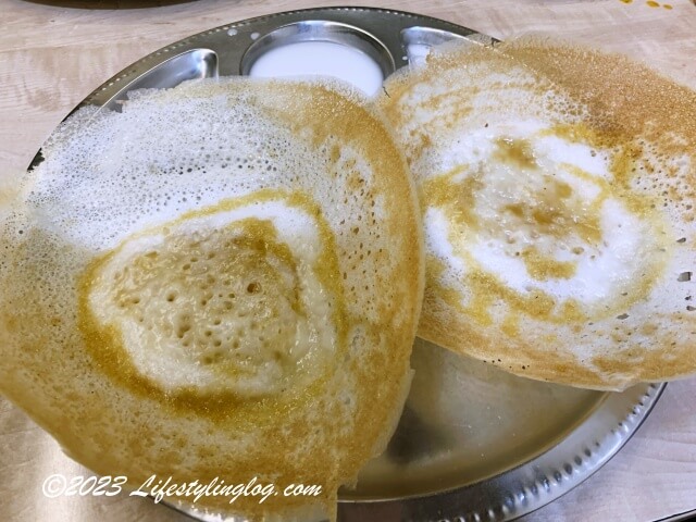 ココナッツミルクをディップして食べるインド式パンケーキのAppam（アッパム）