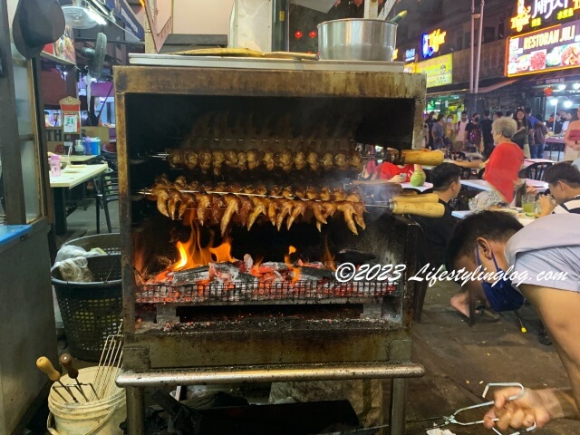 明記焼魚（Meng Kee Grill Fish）の店先で作っているチキンウィング