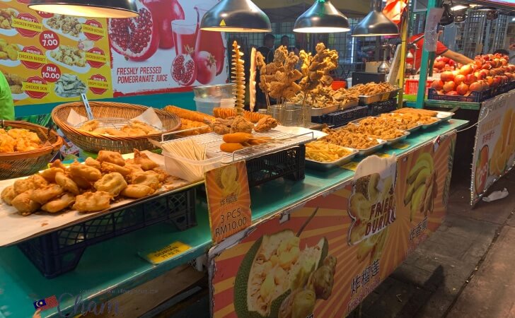 アロー通りで販売されている揚げ物スナック