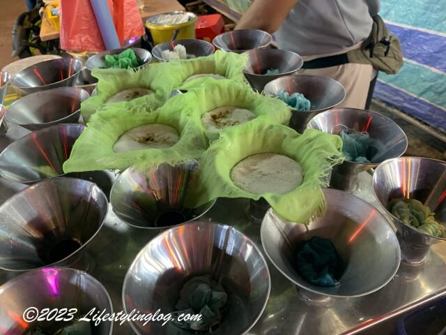 調理している最中のPutu Piring（プトゥピリン）