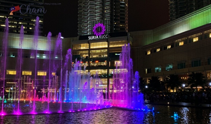 KLCC公園(KLCC Park)のレイクシンフォニーで行われる噴水ショー