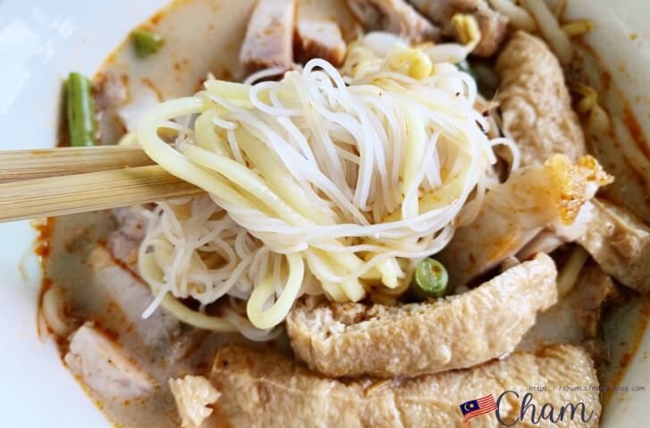 Mee（ミー）とビーフンを混ぜることが一般的なカレーラクサ