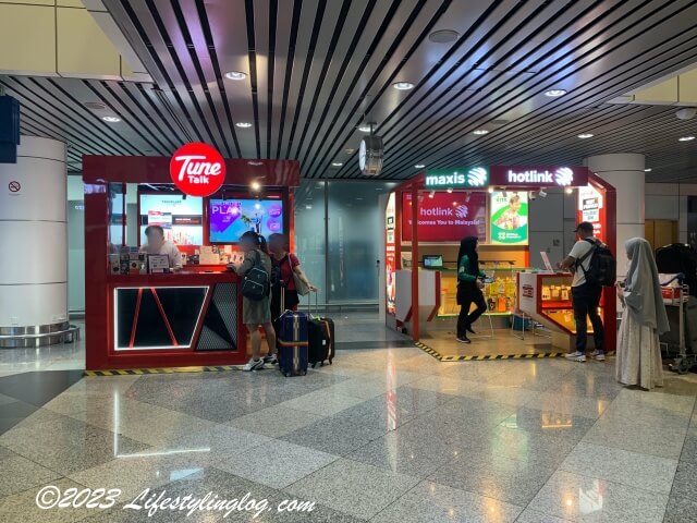 クアラルンプール国際空港の到着ホール（Level3）にあるTune Storeとhotlinkのお店