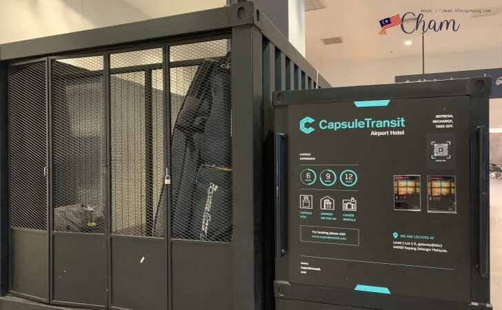 サーフボードなど大きな手荷物を預けている人があるCapsule Transit Hotel（カプセルトランジットホテル）のロッカー