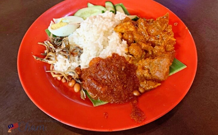 ココナッツライスのNasi Lemakに添えられているサンバルソース