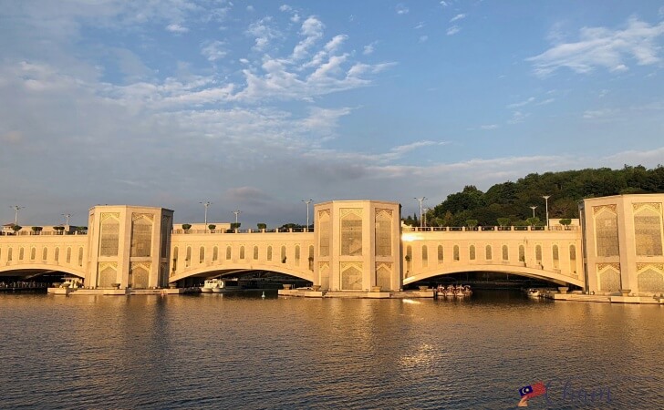 プトラモスクのそばにある橋のPutra Bridge