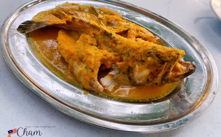 ランカウイ島のシーフードレストランで注文したニョニャスタイルの魚料理
