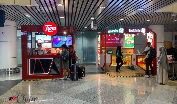 クアラルンプール国際空港の到着ホール(Level3)にあるTune Storeとhotlinkのお店