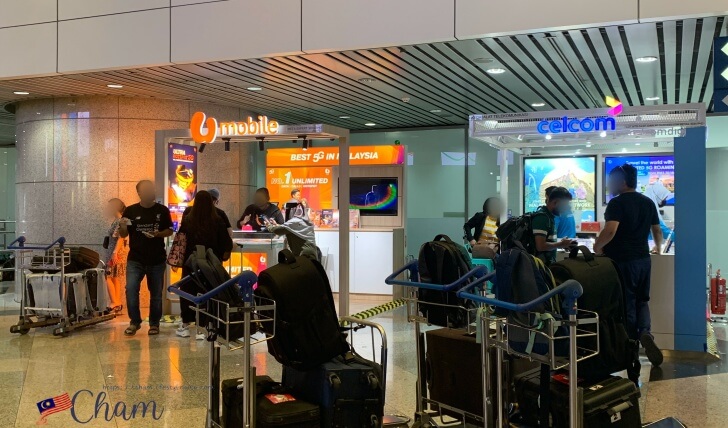 クアラルンプール国際空港の到着ホールにあるCelcomとU-mobile