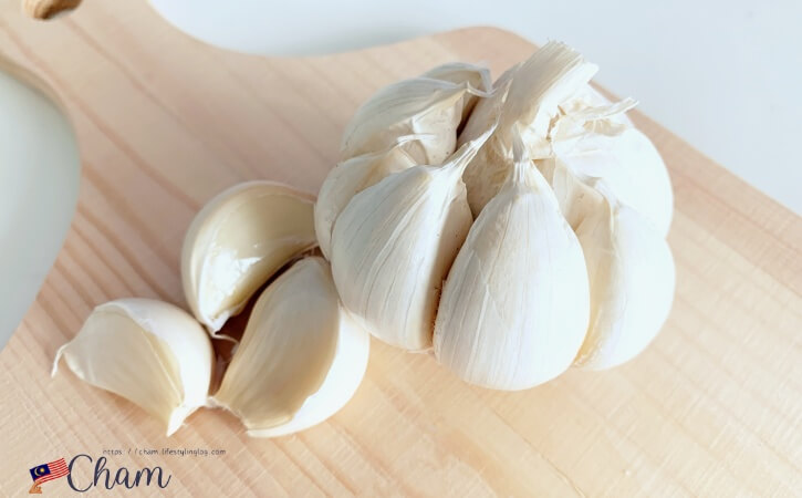 バクテーの素に加える皮つきニンニク