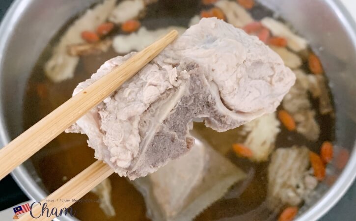 バクテーに使う骨付き豚肉（スペアリブ）