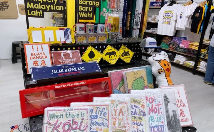 APOMで販売されているユニークなお土産